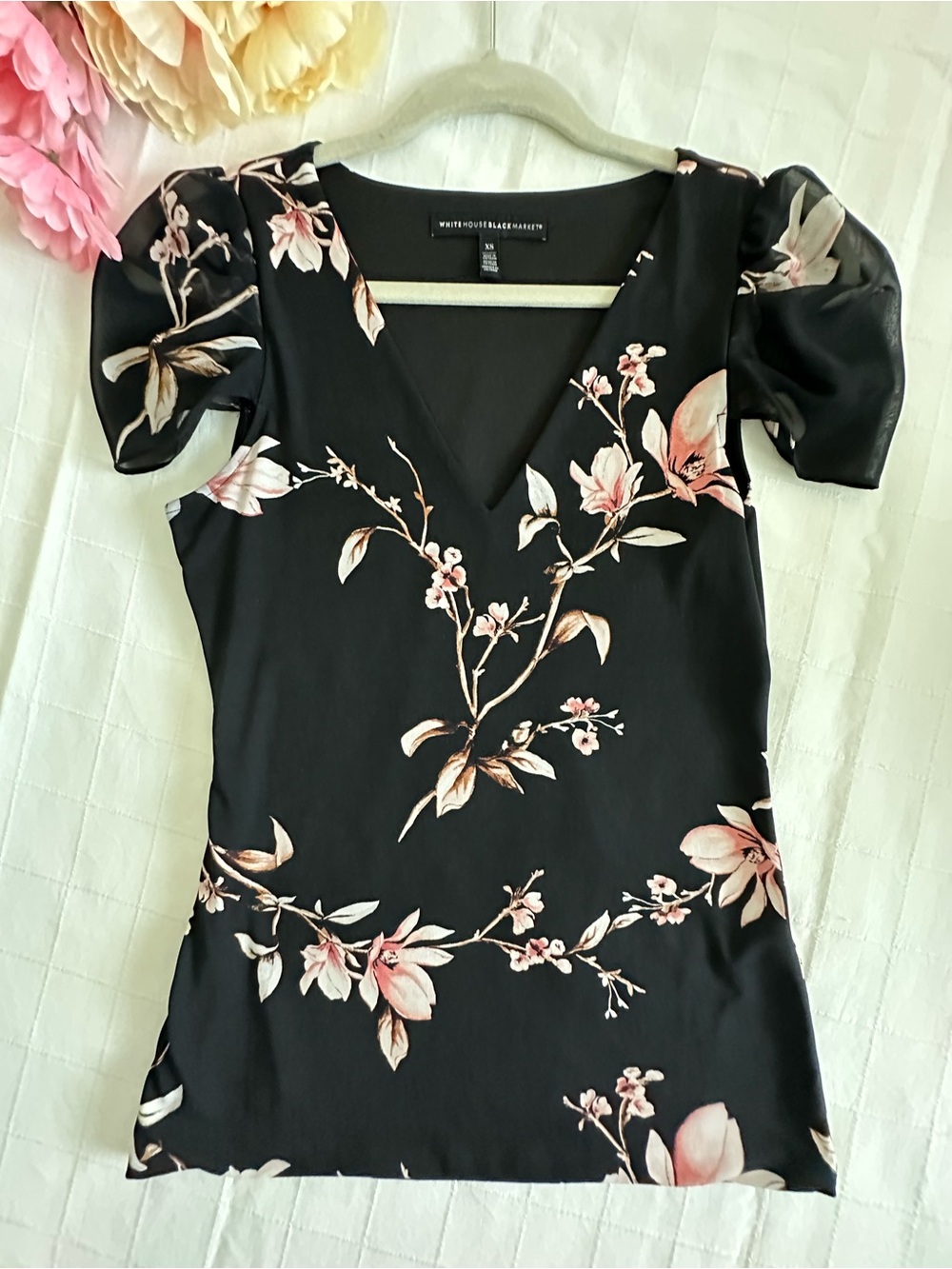 White House Black Market BRAND NEW Black Floral V-Neck Puff Sleeve Blouse